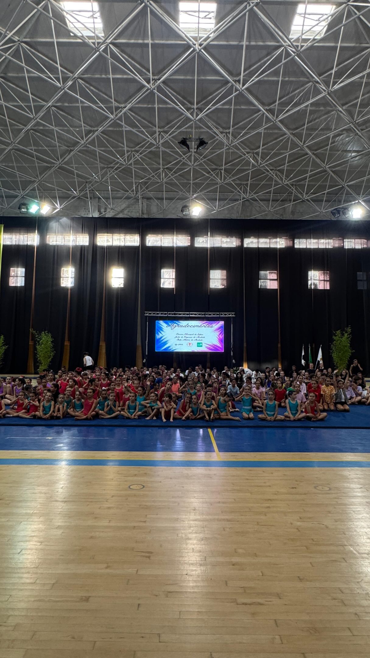 ✨ Momentum ✨

Mais do que um sarau, foi a celebração de um ano inteiro de dedicação, superação e paixão pela ginástica. 💙

Cada atuação, cada aplauso e cada sorriso fizeram parte de um espetáculo único, onde os nossos atletas deram vida ao tema “Momentum”, mostrando que é o movimento, a união e a vontade de evoluir que nos fazem crescer.

Ficam aqui alguns dos momentos que marcaram esta noite tão especial e que ficarão para sempre na nossa memória. 🤸🏻✨

Obrigado a todos os atletas, treinadores, famílias, voluntários e a todos os que fizeram parte deste espetáculo inesquecível. Juntos, criámos mais um capítulo da história do Clube Atlético de Alvalade. 🤍