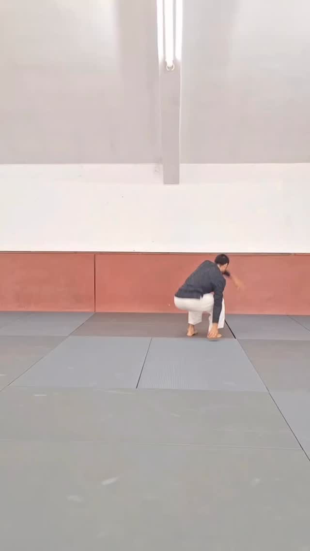 Ateliê do Movimento (dança, saltos e fluxo)

Nestas aulas vamos trabalhar principalmente a linguagem da dança acrobática - princípios que envolvem a dança contemporânea, saltos, deslizes, rolamentos, invertidas, passagens coreográficas de chão e plano alto. 

Para pessoas com ou sem nenhuma experiência, bora dançar, trabalhar mobilidade, condicionamento físico, flexibilidade, coordenação, conhecer pessoas novas e se divertir.

Entre em contato para saber mais informações.
#dança #acro #lisboa #circo
#movement